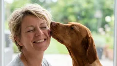 3 redenen waarom honden het gezicht van hun baasje likken en wat ze daarmee echt bedoelen