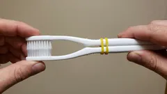 Bind twee oude tandenborstels samen – schoonmaken wordt veel makkelijker